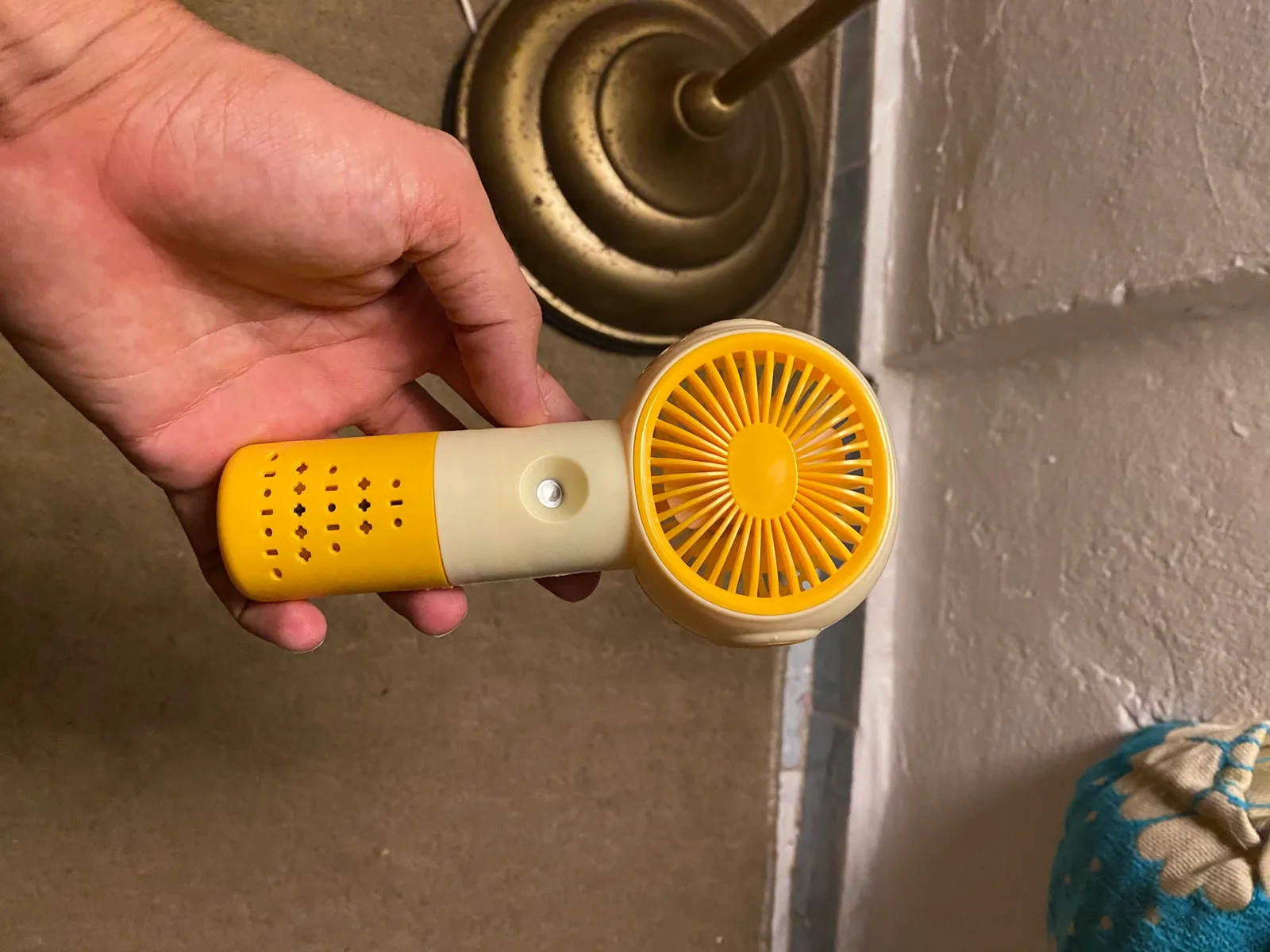 Portable handheld fan